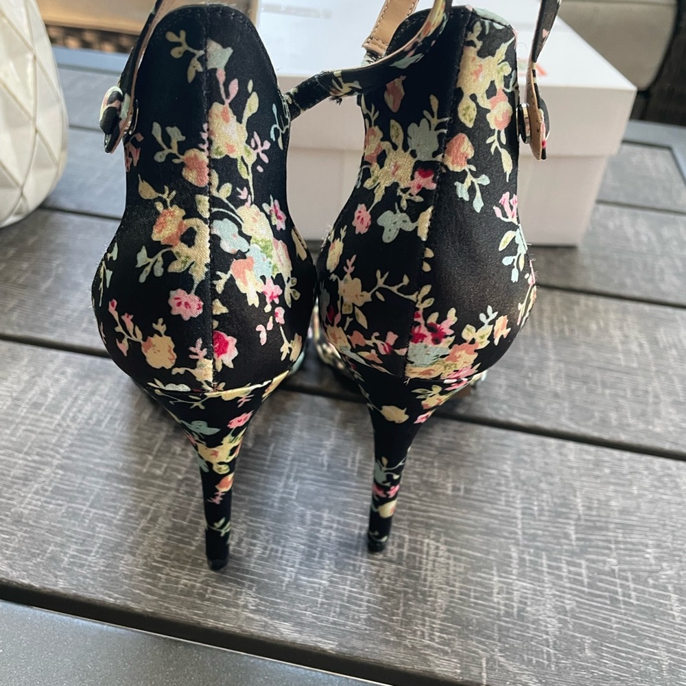 Beautiful heels - Picture 3 of 3